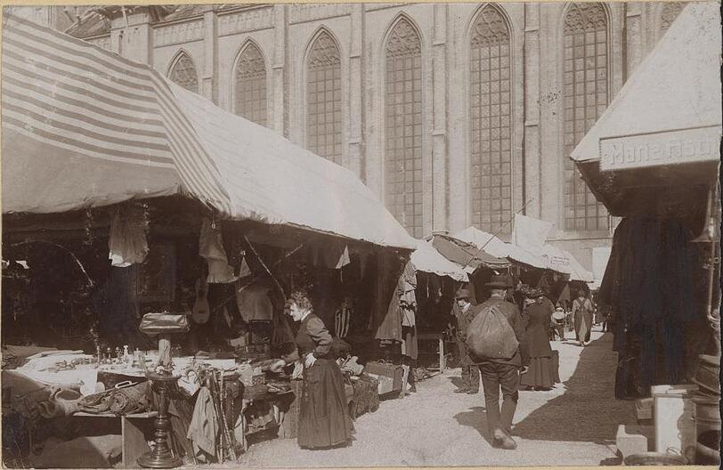 Im Jahr 1910 sucht diese Besucherin der Dult noch das Passende. Und findet es bestimmt noch.