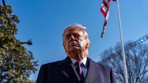 &Auml;u&szlig;ert sein Bedauern &uuml;ber die Befragung von Ex-Pr&auml;sident Clinton - der aktuelle Pr&auml;sident Trump.