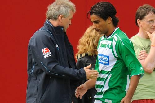 Endlich ist er wieder da: Kleeblatt-Trainer Benno Möhlmann weiß, was er an seinem Topknipser Sami Allagui (rechts) hat.