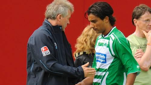 Endlich ist er wieder da: Kleeblatt-Trainer Benno Möhlmann weiß, was er an seinem Topknipser Sami Allagui (rechts) hat. Endlich ist er wieder da: Kleeblatt-Trainer Benno Möhlmann weiß, was er an seinem Topknipser Sami Allagui (rechts) hat.