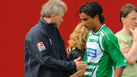 Endlich ist er wieder da: Kleeblatt-Trainer Benno Möhlmann weiß, was er an seinem Topknipser Sami Allagui (rechts) hat.