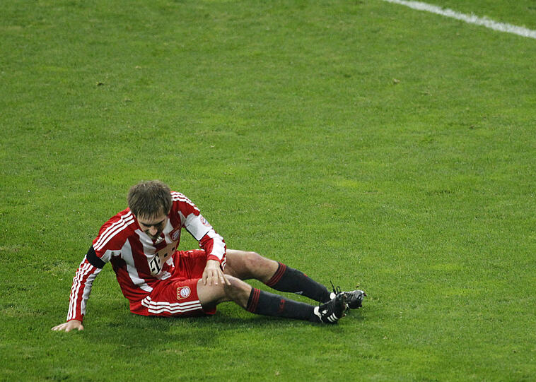 Im Frust alleine: Philipp Lahm nach dem Aus durch das 2:3 gegen Inter Mailand