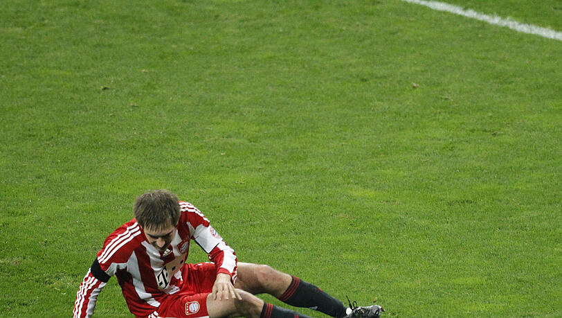 Im Frust alleine: Philipp Lahm nach dem Aus durch das 2:3 gegen Inter Mailand Im Frust alleine: Philipp Lahm nach dem Aus durch das 2:3 gegen Inter Mailand
