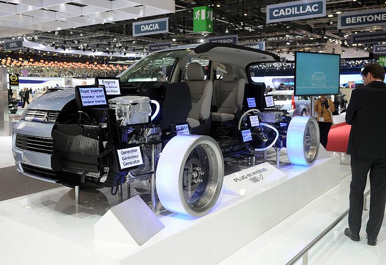 Beim 83. Autosalon Genf im Palexpo Messegelände wird am 06.03.2013 beim zweiten Pressetag bei Mitsubishi ein Querschnitt eines Outlander PHEV Plug-in Hybrid präsentiert. Foto: Uli Deck/dpa