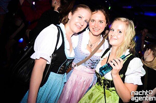 Auffallend viele Partygänger in Tracht beim "Hasenalarm" im Max un Moritz. Und auch sonst gin?s heiß her. Mehr Bilder finden Sie unter: www.nachtagenten.de
