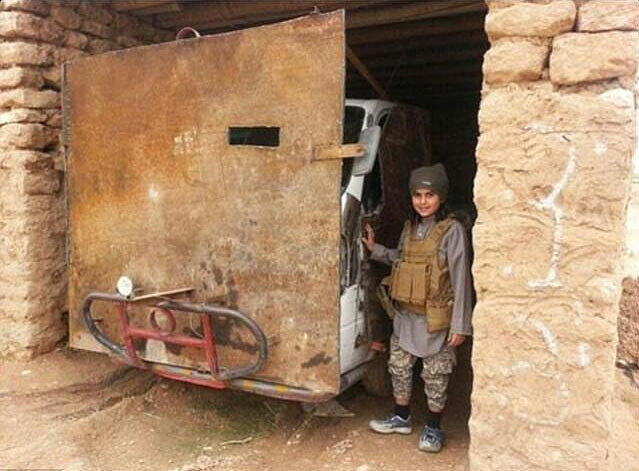 "Abu Ubaidah": Angeblich ist der jüngste ISIS-Kämpfer getötet worden. Der Junge auf dem Foto soll erst zehn Jahre alt sein. Diese Bilder kuriseren auf Twitter.