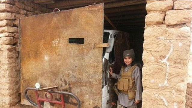 "Abu Ubaidah": Angeblich ist der jüngste ISIS-Kämpfer getötet worden. Der Junge auf dem Foto soll erst zehn Jahre alt sein. Diese Bilder kuriseren auf Twitter. "Abu Ubaidah": Angeblich ist der jüngste ISIS-Kämpfer getötet worden. Der Junge auf dem Foto soll erst zehn Jahre alt sein. Diese Bilder kuriseren auf Twitter.