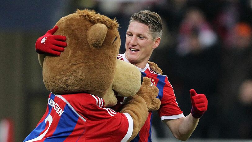 „Das berührt das Herz“: Schweinsteiger mit dem Bayern-Maskottchen. „Das berührt das Herz“: Schweinsteiger mit dem Bayern-Maskottchen.