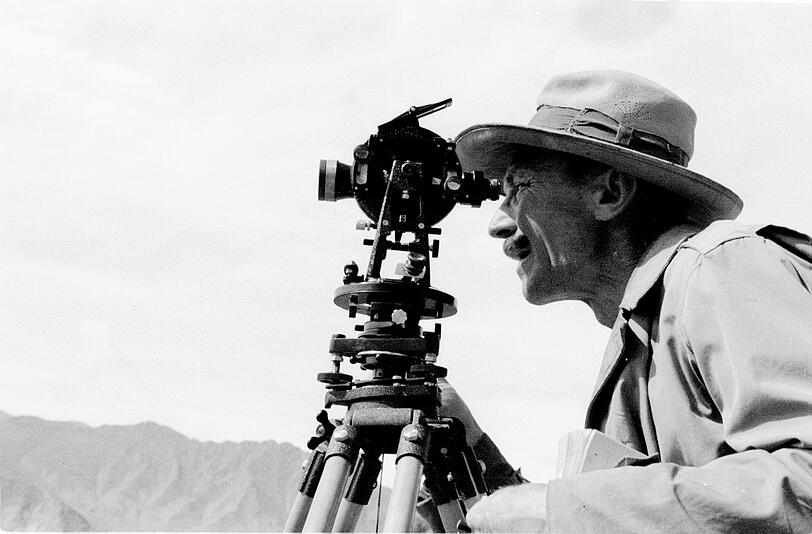 Peter Aufschnaiter, fotografiert von Heinrich Harrer bei Vermessungsarbeiten in Tibet.