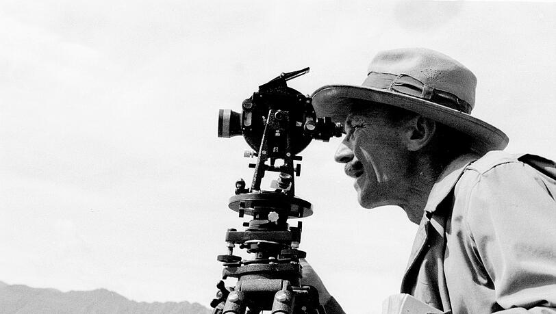 Peter Aufschnaiter, fotografiert von Heinrich Harrer bei Vermessungsarbeiten in Tibet. Peter Aufschnaiter, fotografiert von Heinrich Harrer bei Vermessungsarbeiten in Tibet.