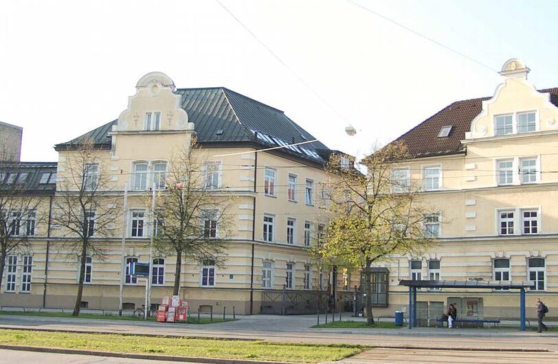 Hier entsteht ein großes neues Bildungszentrum der Volkhochschule: Die historischen Gebäude der Einsteinstraße 28.