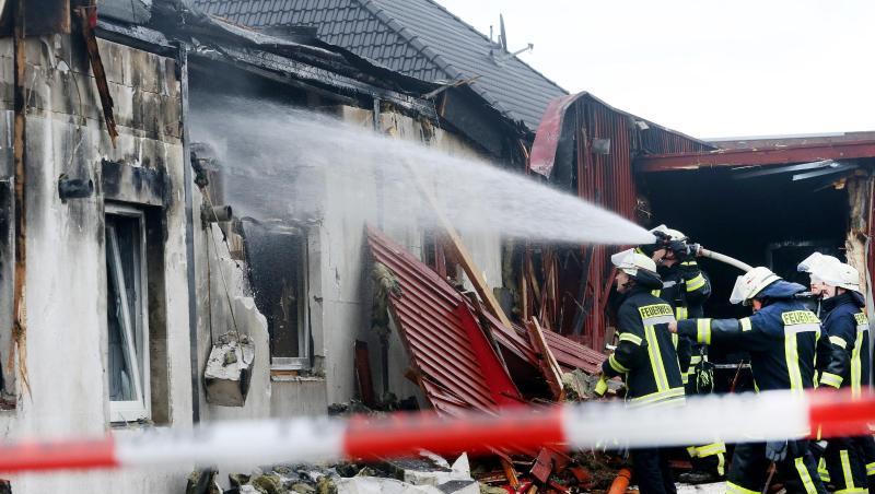 Das Clubhaus wurde durch das Feuer vollständig zerstört. Das Clubhaus wurde durch das Feuer vollständig zerstört.