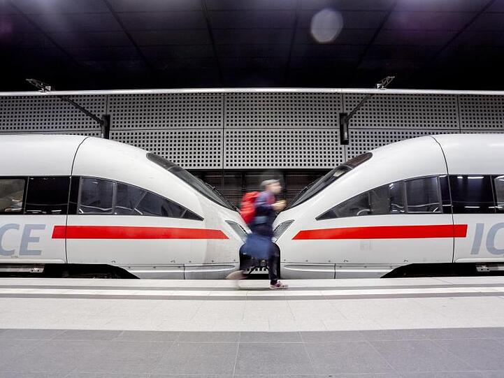 Die Bahn steht wegen vieler Verspätungen in der Kritik. Im Oktober kamen nur 71,8 Prozent der Züge pünktlich an ihre Ziele.