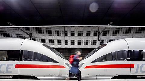 Die Bahn steht wegen vieler Verspätungen in der Kritik. Im Oktober kamen nur 71,8 Prozent der Züge pünktlich an ihre Ziele.