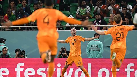 Der Niederländer Davy Klaassen (M) feiert sein Tor zum 2:0 in der Nachspielzeit.
