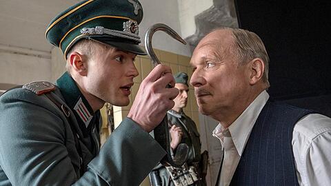 Hagen von Strelow (Ludwig Simon, li.) stellt sich in "Tatort: Murot und das 1000-jährige Reich" gegen seinen Vorgesetzten Friedrich Rother (Ulrich Tukur).