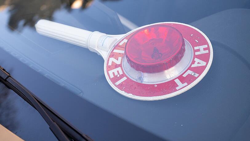 Gegen den 43-J&auml;hrigen ermittelt die Polizei nun wegen eines Versto&szlig;es gegen das Bet&auml;ubungsmittelgesetz. (Symbolbild)