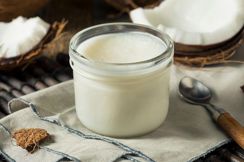 Anstatt Butter zu verwenden, setzen Sie auf Kokos&ouml;l als Fett in der K&uuml;che. Die Mineralstoffbombe beschleunigt nicht nur den Metabolismus, sondern macht auch von innen und au&szlig;en sch&ouml;n, zum Beispiel als Cellulite mindernde Bodylotion oder Glanz spendende Haarkur.