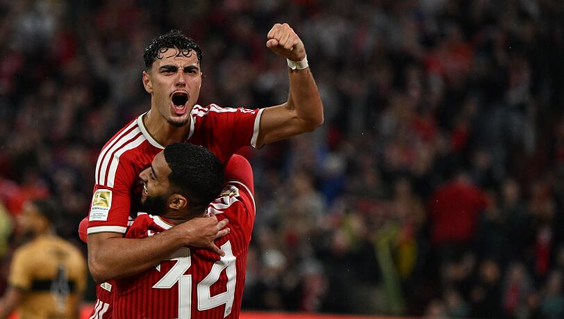 Gleich wieder obenauf - die Bayern, hier mit 4:1-Schütze Aleksandar Pavlovic und Vorbereiter Ismael Saibari (Nr. 34). Gleich wieder obenauf - die Bayern, hier mit 4:1-Schütze Aleksandar Pavlovic und Vorbereiter Ismael Saibari (Nr. 34).