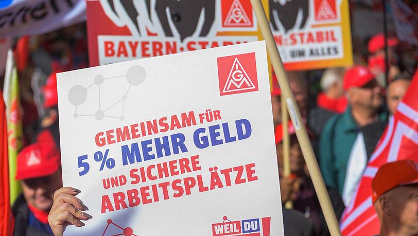 Nach ersten Kundgebungen bereitet die IG Metall Warnstreiks vor. (Archivbild)