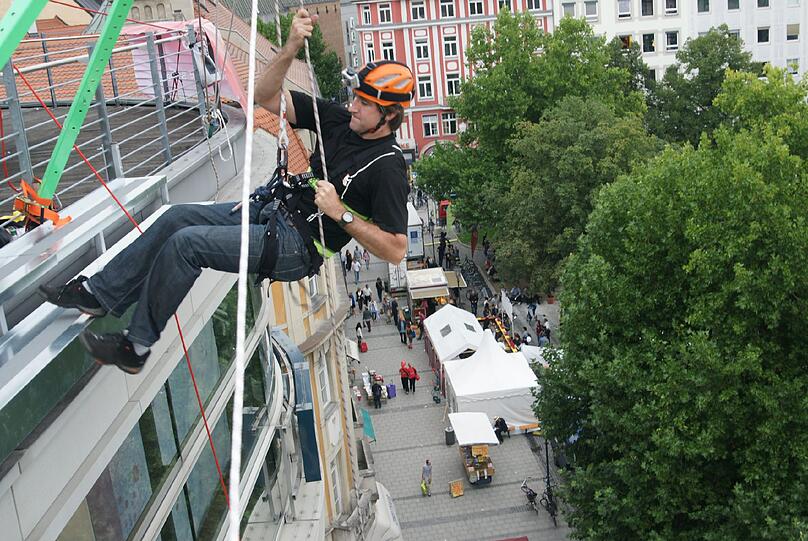 Nicht nur für Pärchen eine beliebte Freitagabend-Beschäftigung: Shoppen nach Ladenschluss. Denn die Münchner Kultur- und Shoppingnacht hat weitaus mehr zu bieten als geöffnete Geschäfte.
