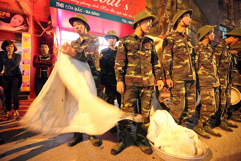 Feuer-Drama in Hanoi: Ein Wolkenkratzer ist in Brand geraten - doch nur 15 Menschen werden verletzt.