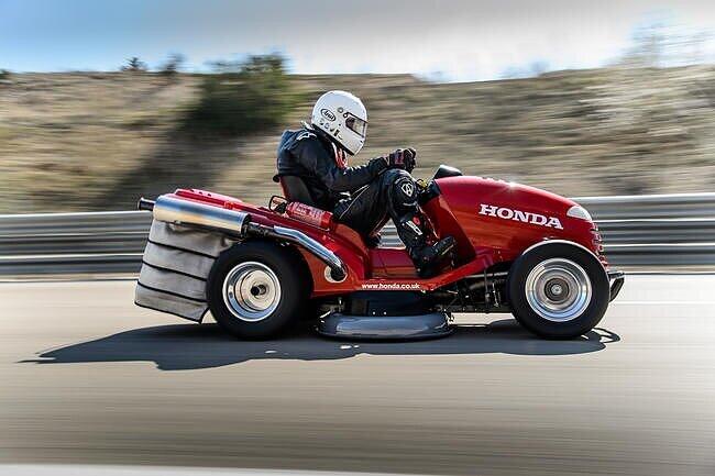 Vom Rasenmäher zum rasenden Mäher: Der Honda Mean Mower
hält den Guinness-Weltrekord als schnellster Rasenmäher der Welt.