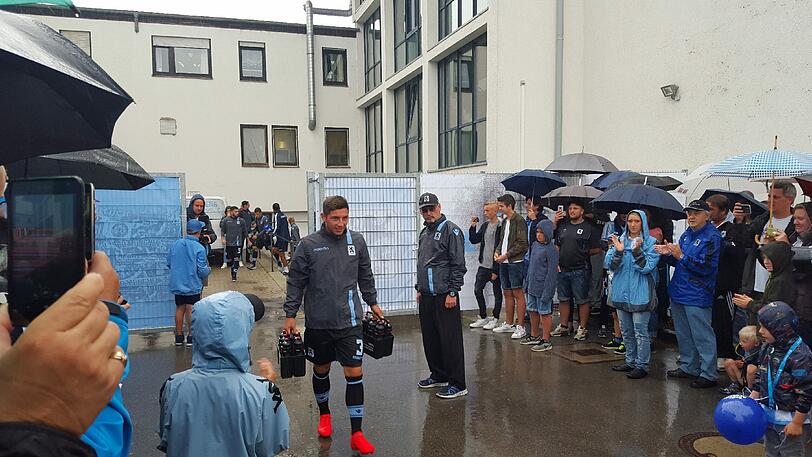 Hunderte Fans waren bereits am Morgen auf dem Gelände. Vor allem Wieder-Neu-Löwe Stefan Aigner sorgte für Euphorie bei den Anhängern.