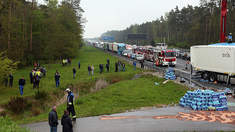 Bei einem schweren Lkw-Unfall auf der A6 behinderten dreiste Gaffer die Rettungsmaßnahmen massiv. Die Bilder von der Unfallstelle.