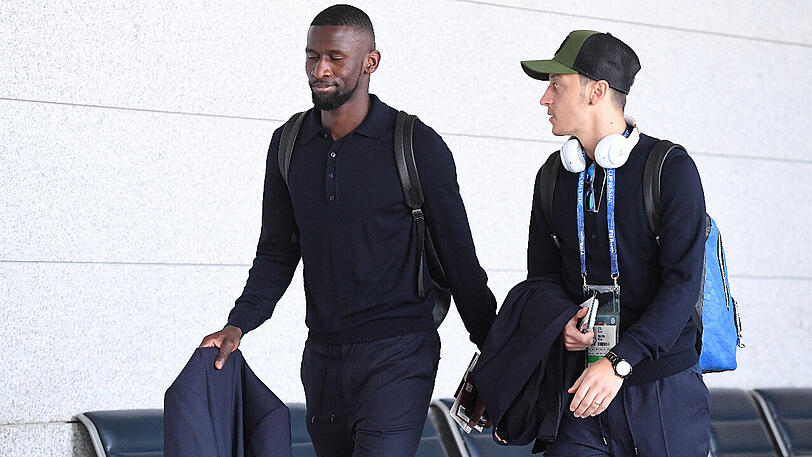 Noch auf russischem Boden: Antonio Rüdiger und Mesut Özil (rechts).