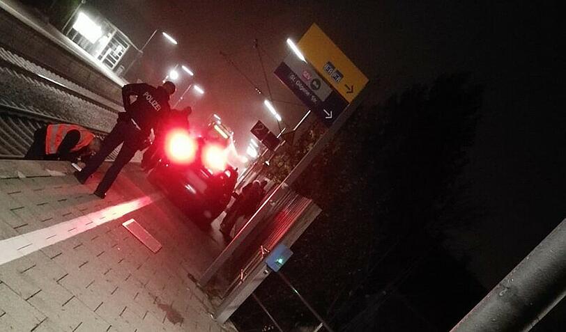 Mit dem Auto bis auf den Bahnsteig: Ein 79-Jähriger hat sich in der Nacht auf Freitag ordentlich verfranst.