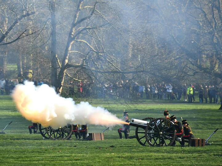 Mitglieder der Royal Horse Artillery feuern im Green Park 41 Salutschüsse für die Queen ab..