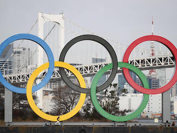 Die Olympischen Ringe sind am Odaiba Marine Park installiert.