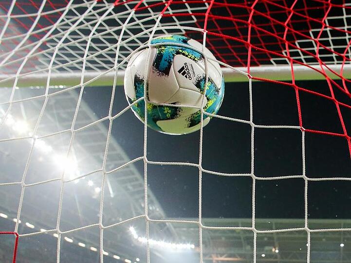 Ein Ball geht ins Netz. Foto: Jan Woitas/dpa-Zentralbild/dpa/Symbolbild