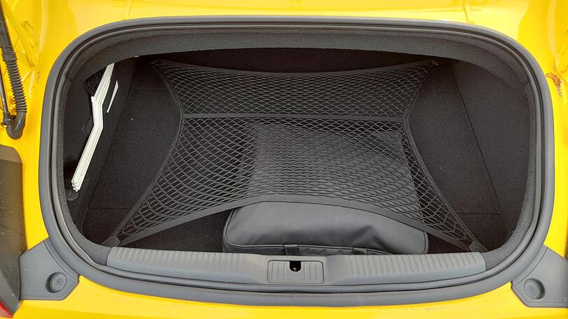 Der Kofferraum des TTS Roadster bietet wirklich nur Platz für das nötigste Gepäck.