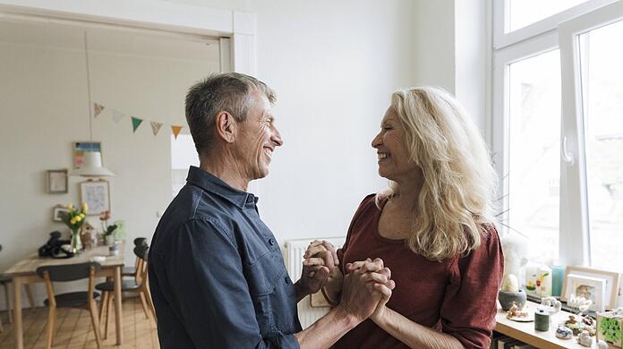 Im Alltag die Liebe und Zuneigung zueinander wieder zu spüren oder die Verbindung zum Partner zu stärken - das ist weder selbstverständlich noch immer einfach. Bewusst eingesetzte Rituale können einem Paar hier sehr guttun.