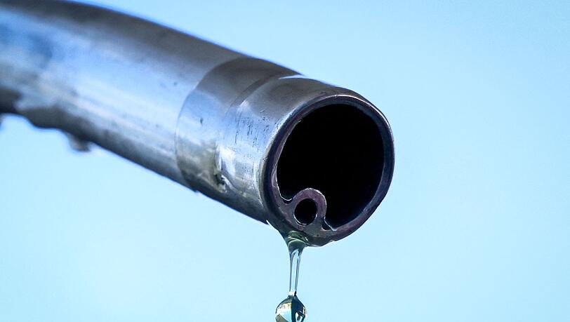 Der soll doch in den Tank! Ein Tropfen Benzin an einer Zapfs&auml;ule auf dem Weg nach unten.