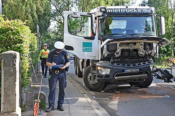 Durch die Wucht des Aufpralls wurde der BMW bis zur Windschutzscheibe unter den Lastwagen geschoben. Durch die Wucht des Aufpralls wurde der BMW bis zur Windschutzscheibe unter den Lastwagen geschoben.