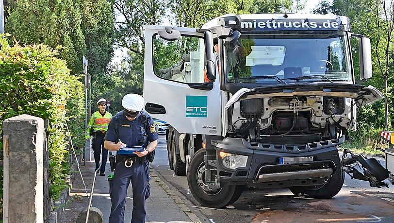 Durch die Wucht des Aufpralls wurde der BMW bis zur Windschutzscheibe unter den Lastwagen geschoben. Durch die Wucht des Aufpralls wurde der BMW bis zur Windschutzscheibe unter den Lastwagen geschoben.