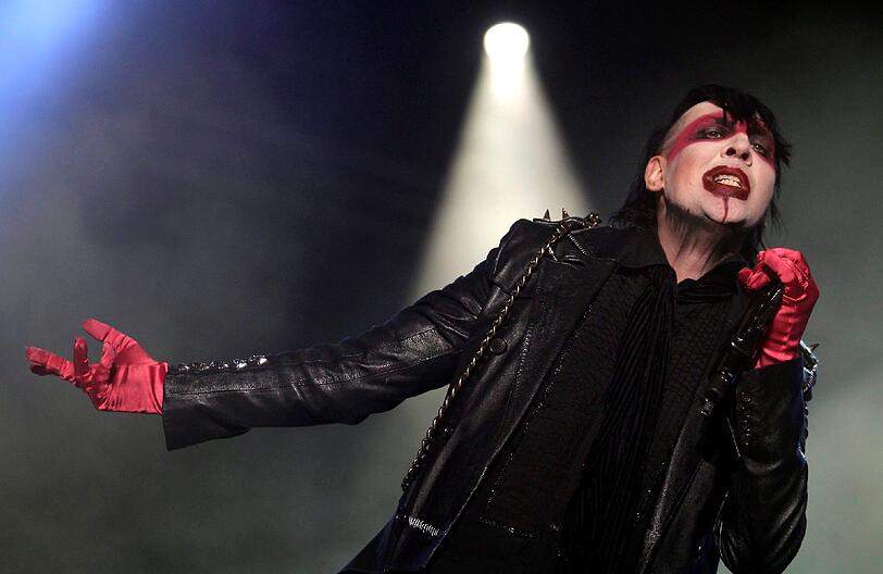 Schock-Rocker Marilyn Manson übergibt sich Anfang Februar 2013 auf einem Konzert in Canada und muss anschließend kraftlos von der Bühne getragen werden. Manson hatte zuvor immer seine (bisher gute) Gesundheit damit begründet, dass die Krankheitserreger keine Chance gegen den vielen Alkohol und die Drogen in seinem Körper hätten.