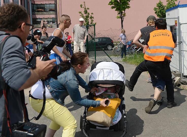 Die Femen-Aktion beim "Barbie-Dreamhouse" in Berlin. Die Bilder