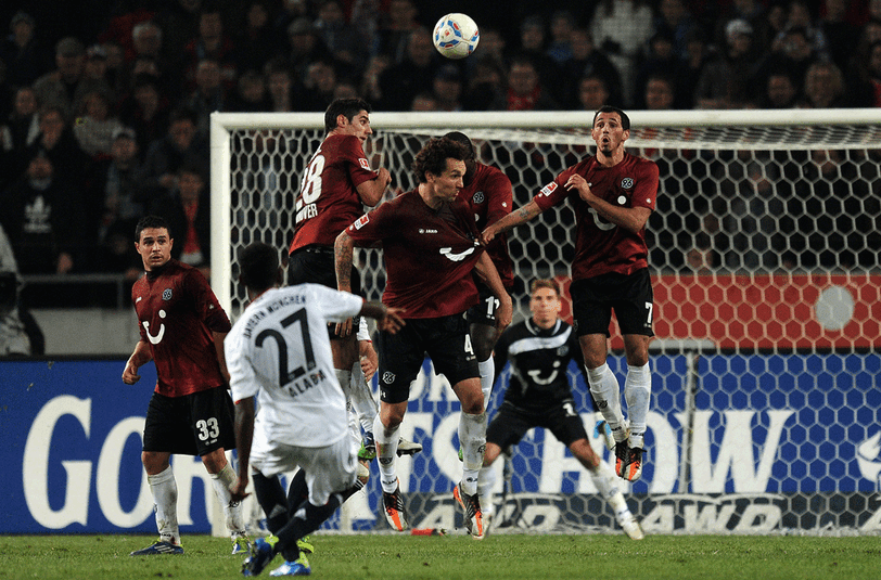 23. Oktober 2011:  Alaba ist zurück aus Hoffenheim. Und er zaubert im Spiel gegen Hannover 96 mit einem Traum-Freistoß sein erstes Bundesligator für den FC Bayern. Dass die Bayern 1:2 verlieren - geschenkt.