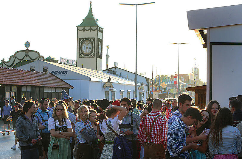 Lange Schlangen vor den Wiesn-Zelten.