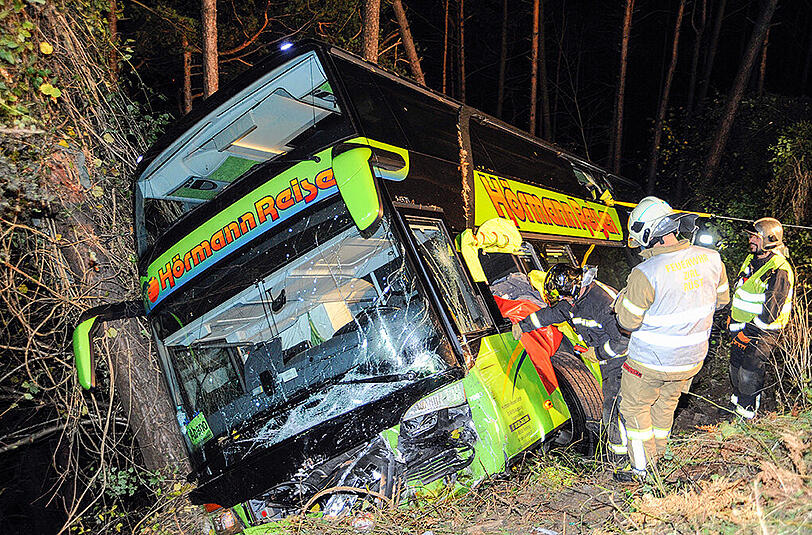 Der Busfahrer reagierte umsichtig, er steuerte den Bus an zwei Bäume. Dadurch wurde niemand ernsthaft verletzt.