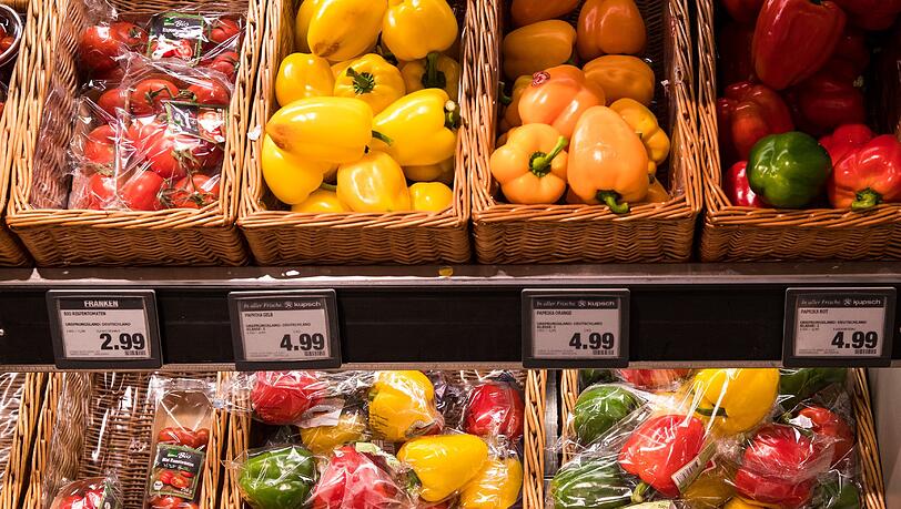 In Plastik verpackte Paprika liegen in einem Supermarkt neben losen Paprika zum Verkauf aus. In Plastik verpackte Paprika liegen in einem Supermarkt neben losen Paprika zum Verkauf aus.