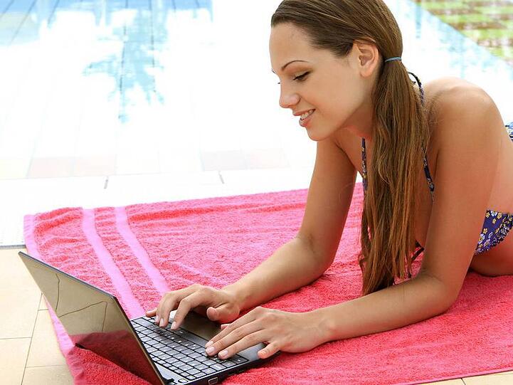 Egal ob am Strand oder am Pool: Internetempfang ist den Deutschen im Urlaub wichtig