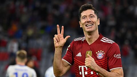 Robert Lewandowski bejubelt sein Tor zum 5:0. gegen Hertha BSC.