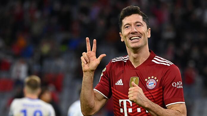 Robert Lewandowski bejubelt sein Tor zum 5:0. gegen Hertha BSC.