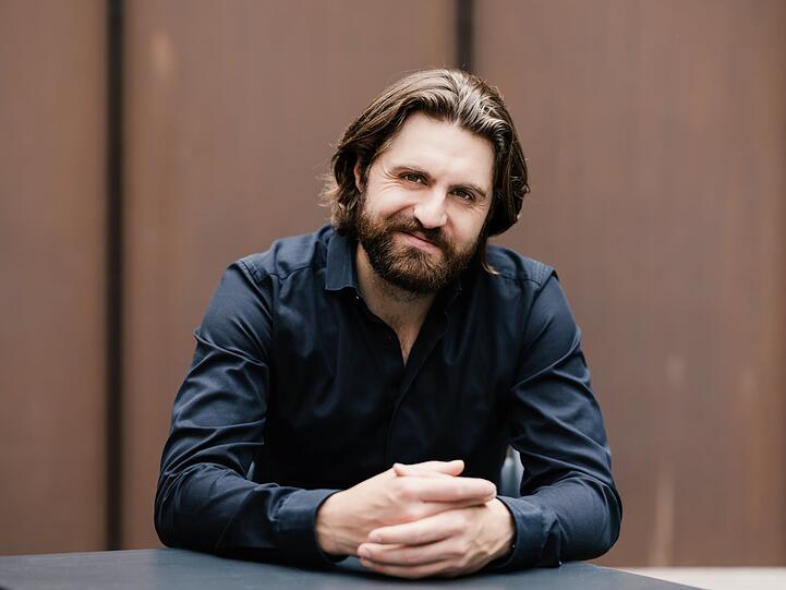 Konstantin Krimmel wurde 2993 in Ulm geboren. Er sang bei den dortigen St. Georgs Chorknaben und begann 2014 in Stuttgart. Seit der Spielzeit 2021/2022 ist er Ensemblemitglied der Bayerischen Staatsoper. Krimmel ist auch ein gefragter Liedinterpret.