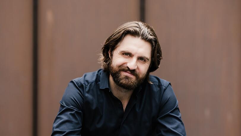 Konstantin Krimmel wurde 2993 in Ulm geboren. Er sang bei den dortigen St. Georgs Chorknaben und begann 2014 in Stuttgart. Seit der Spielzeit 2021/2022 ist er Ensemblemitglied der Bayerischen Staatsoper. Krimmel ist auch ein gefragter Liedinterpret.